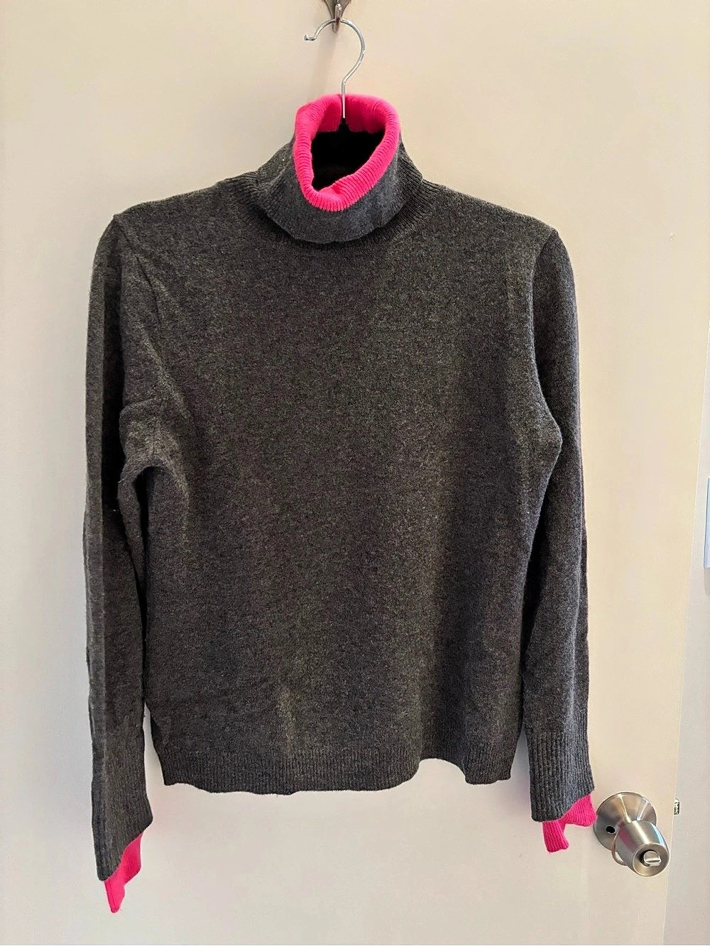 Brodie Cashmere Turtleneck Gray & Pink
